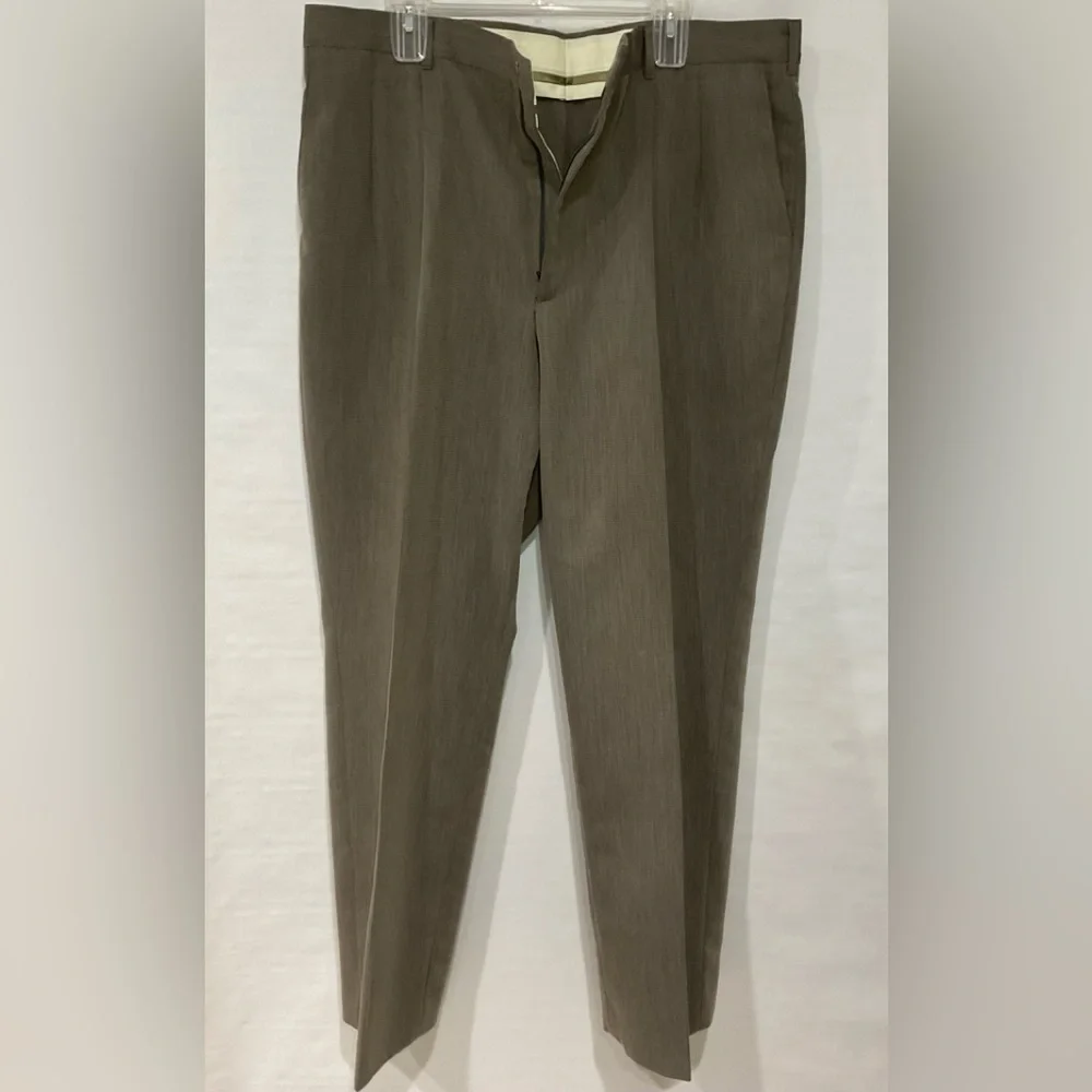 🌼🌼Haggar Men’s Pleated Wrinkles Free Pants, 40x32